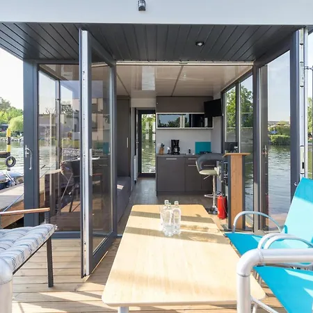 Festliegende Wohnboote Marina Niederhavel