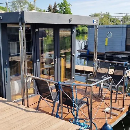 Festliegende Wohnboote Marina Niederhavel