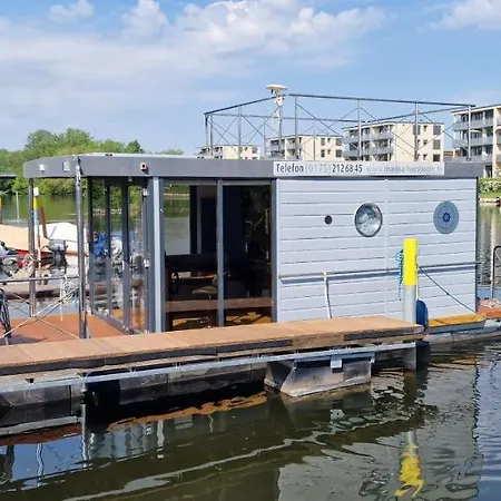 Festliegende Wohnboote Marina Niederhavel *