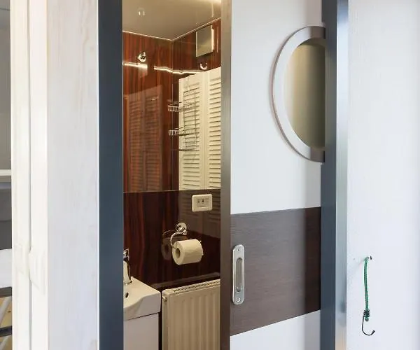 Festliegende Wohnboote Marina Niederhavel